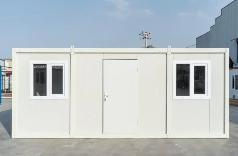 Modularer Bürocontainer mit Tür in der Mitte und Fenstern links und rechts, Frontansicht.