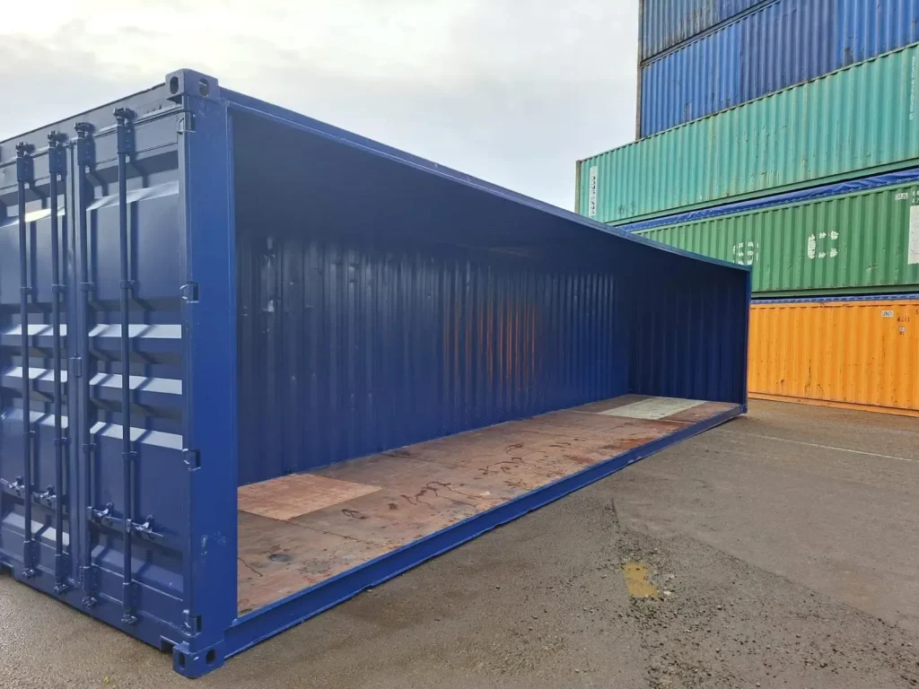 Blauer Container mit großflächigem Wandausschnitt an der Längsseite (Außenansicht) für flexible Be- und Entladung.