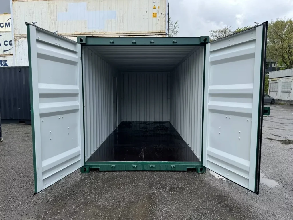 Container-Innenraum mit geöffneten Doppeltüren – sauberer Boden und helle Innenwände.