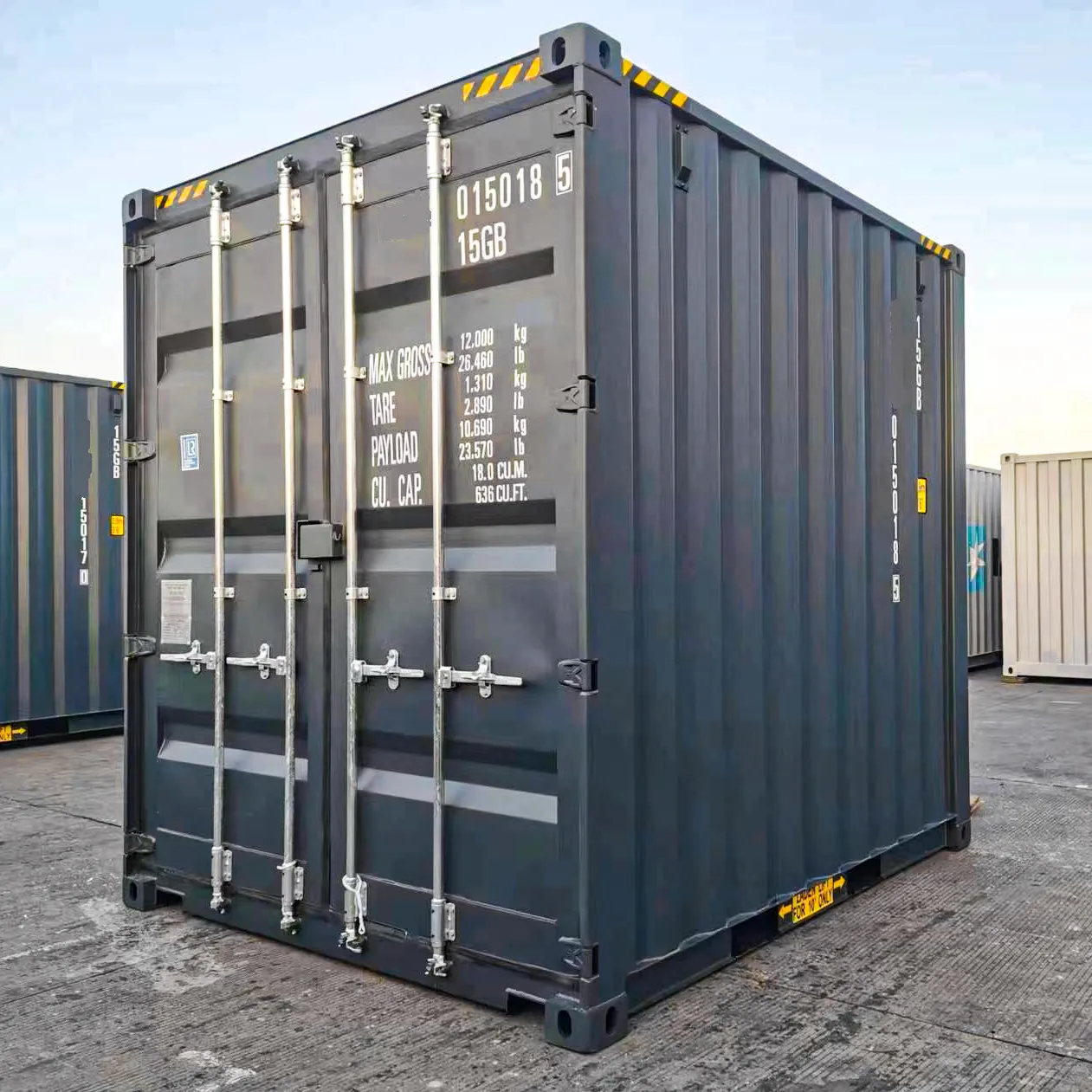 10 Fuß High Cube Container in Anthrazit, geschlossene Stirnseite auf dem Depotgelände.