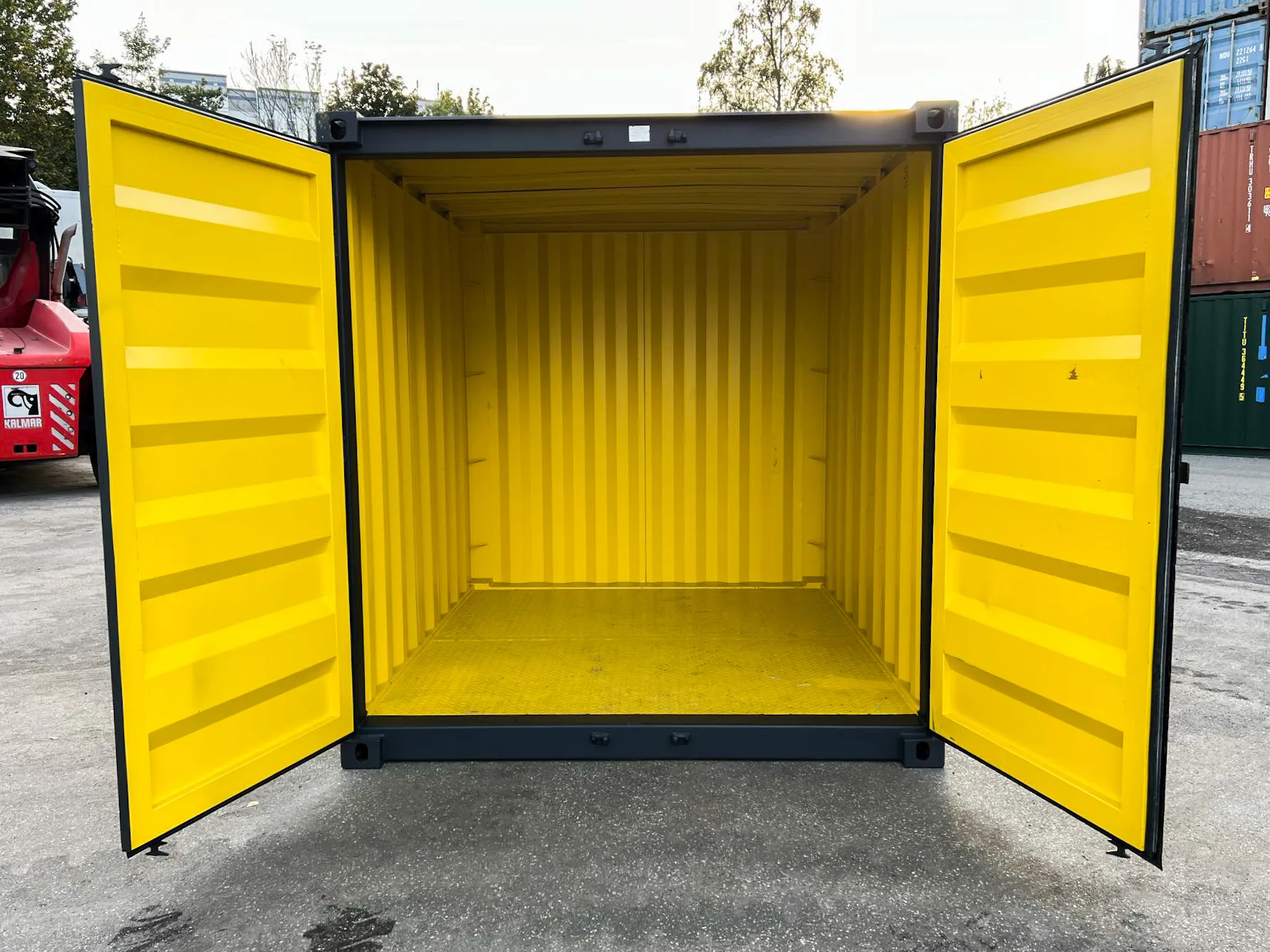 10 Fuß High Cube Container mit gelbem Innenraum und geöffneten Türen, frontale Innenansicht.