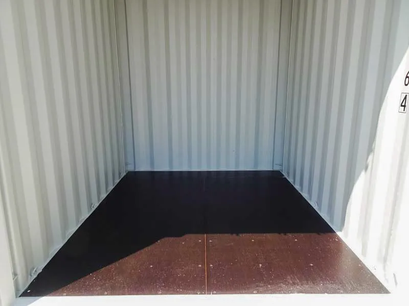 Innenansicht eines 10 Fuß High Cube Containers mit Stahlwänden und dunklem Boden.