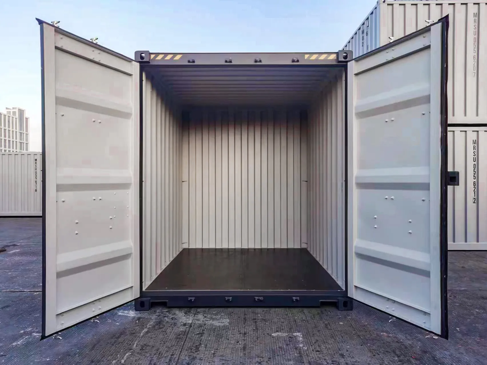 10 Fuß High Cube Container mit geöffneten Türen und leerem Innenraum in frontaler Ansicht.