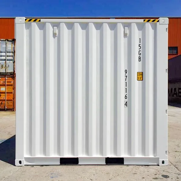 10 Fuß High Cube Container in Weiß, geschlossene Stirnseite mit glatter Außenwand.