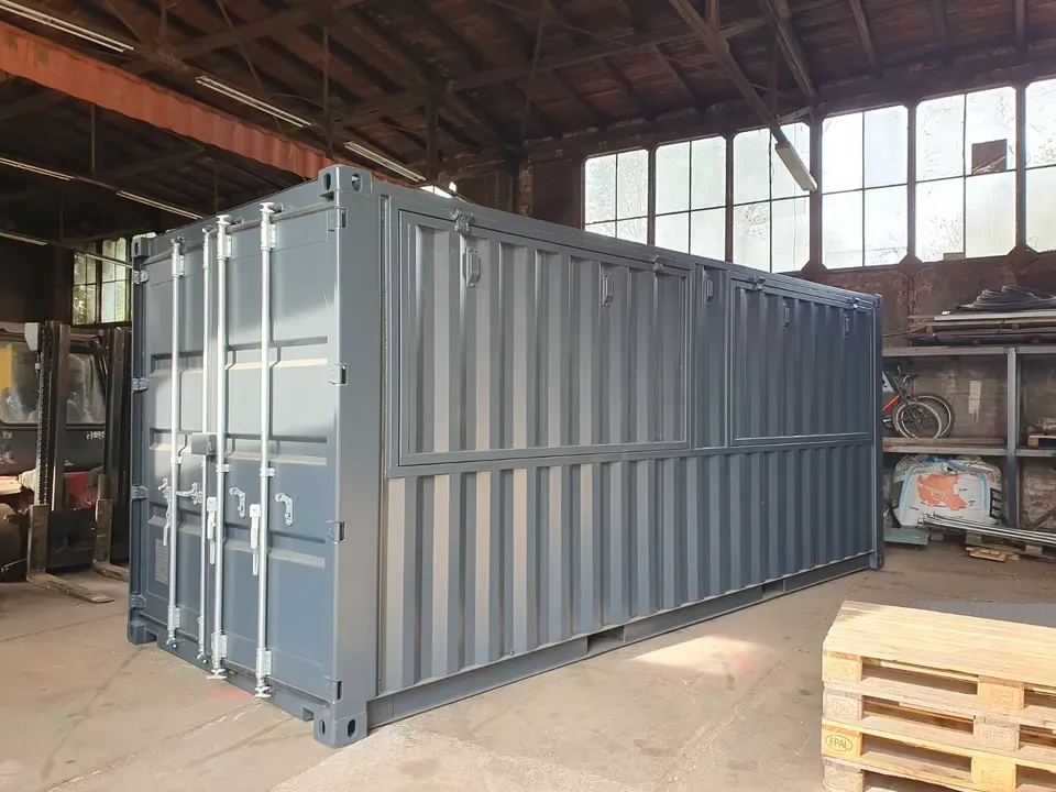 Grauer Bar-Container mit geschlossenen Seitenklappen und Containertüren