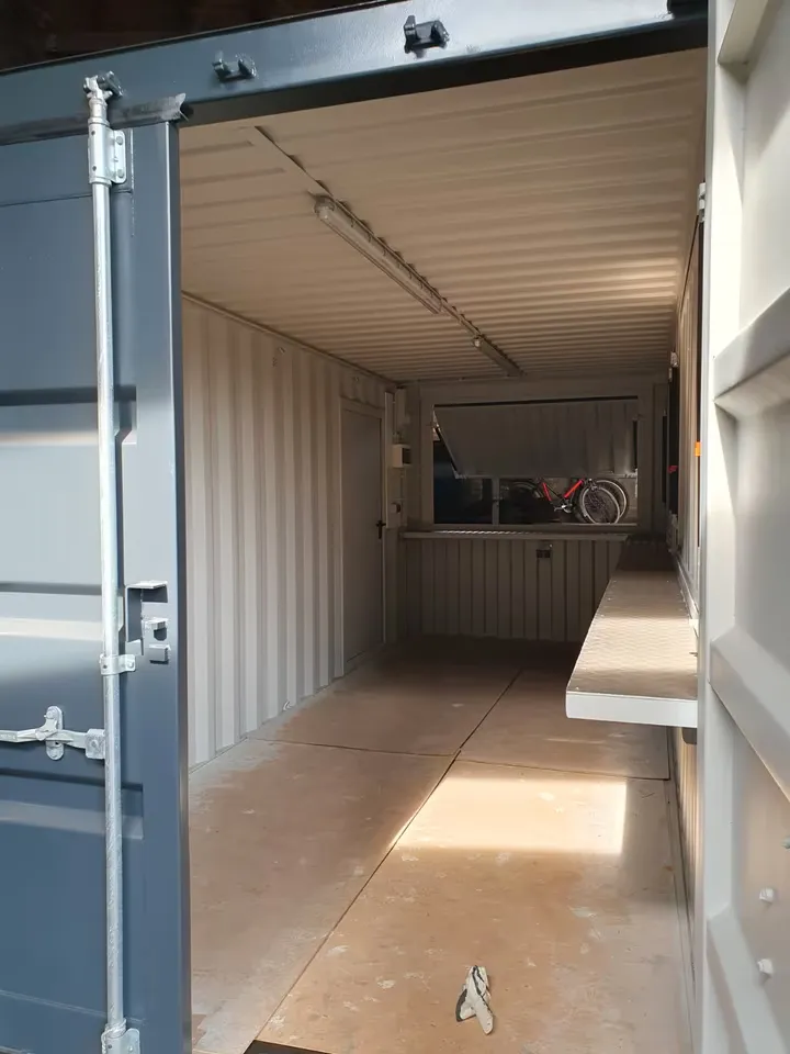 Blick durch die geöffneten Containertüren in den Innenraum eines Bar-Containers