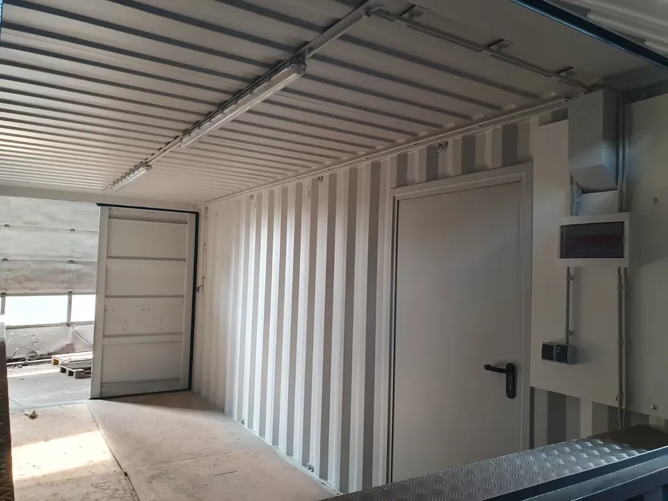 Innenraum eines Bar-Containers mit Seitentür, Beleuchtung und Elektroinstallation