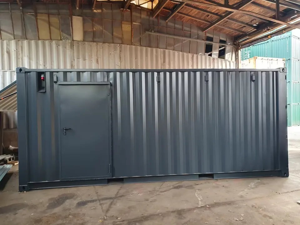 Geschlossener grauer Bar-Container mit seitlicher Eingangstür