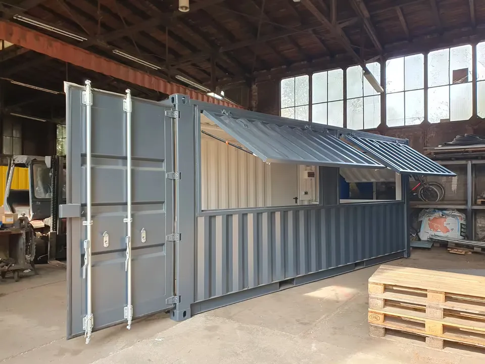 Grauer Bar-Container mit geöffneter Verkaufsklappe und geöffneten Containertüren
